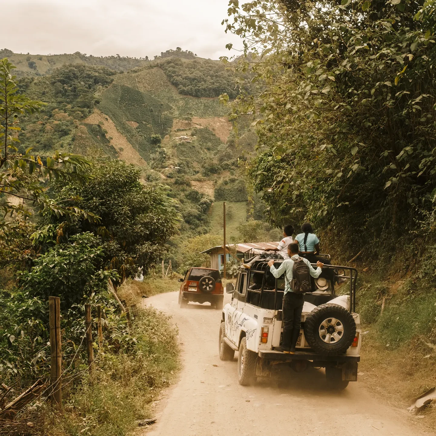 des 4x4 sur une route de terre en Colombie