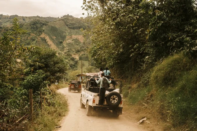 des 4x4 sur une route de terre en Colombie