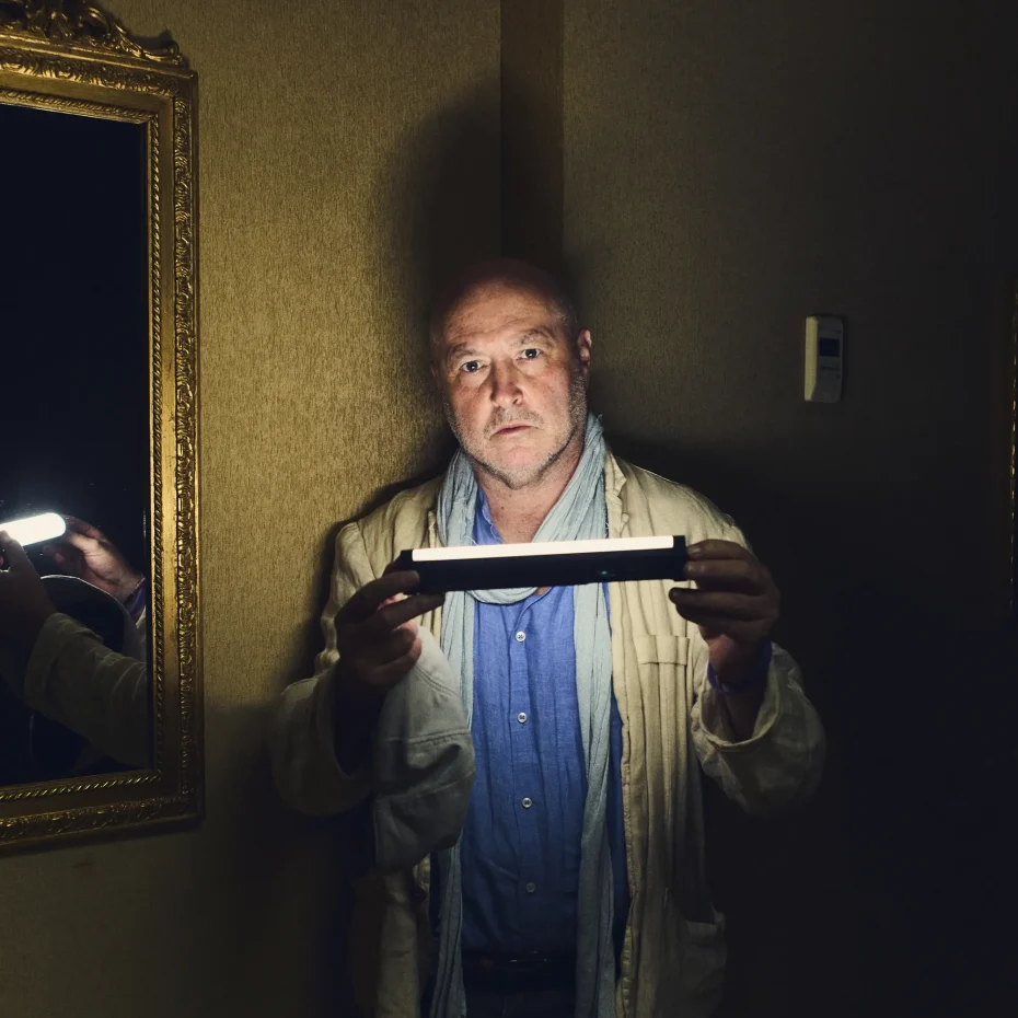 Colum McCann tenant une lampe
