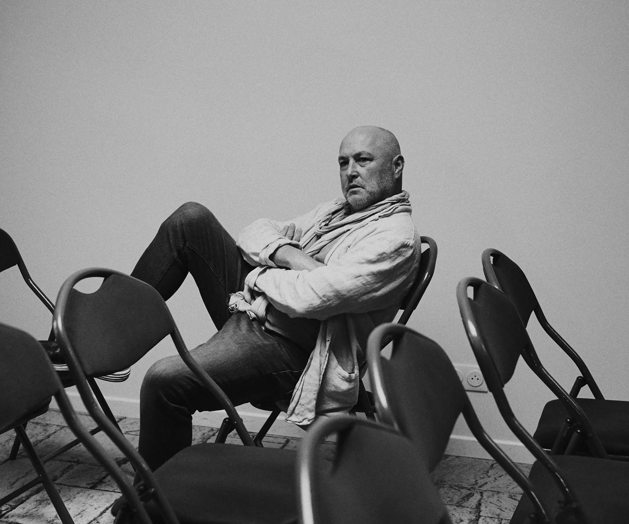 l'écrivain Colum McCann assis sur une chaise